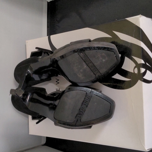 Like new Nine West size 5.5 gray/black strappy 4.5 stiletto pumps opened toe - Picture 6 of 8